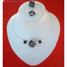 Collier rigide fleur noire et blanche